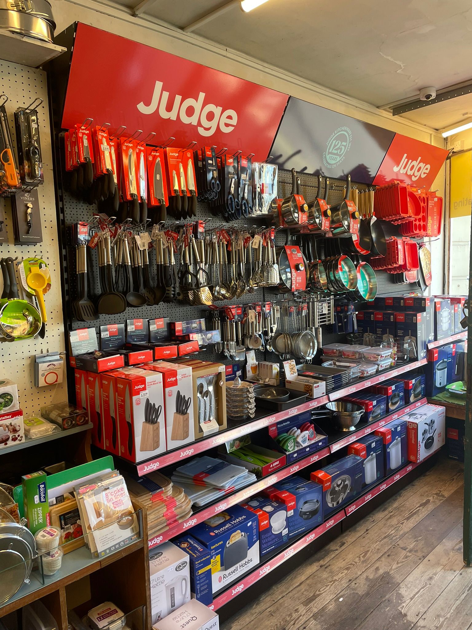 Judge cookware, kitchen knives and home accessories display